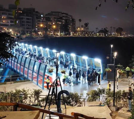 Night view of the Peace Bridge, Lima