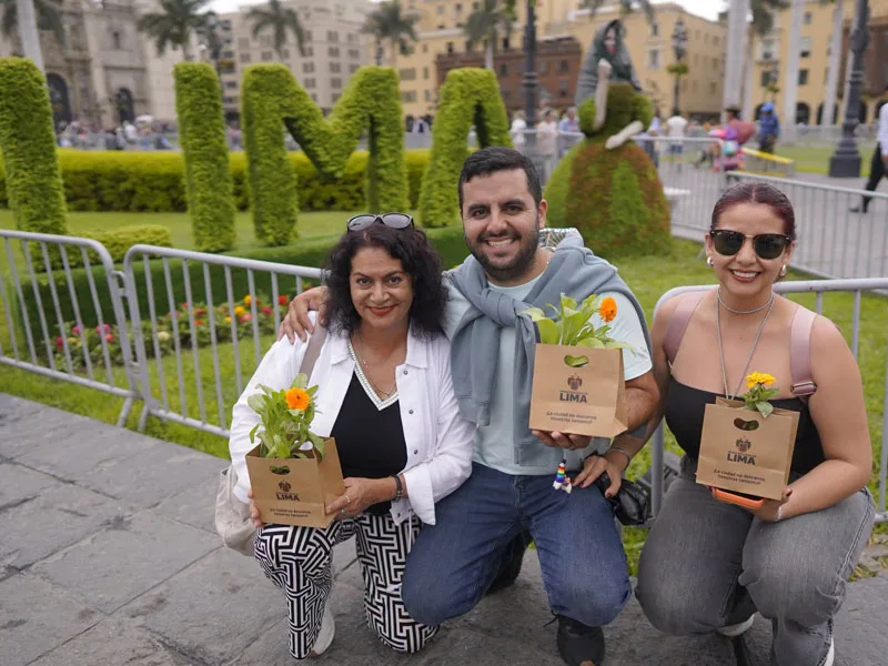 Entrega de flores amarillas en Lima, Perú.