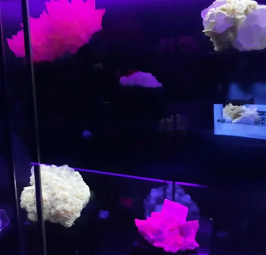 Minerals see them shine with violet light