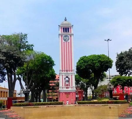 Vista frontal del Reloj histórico del Parque universitario.