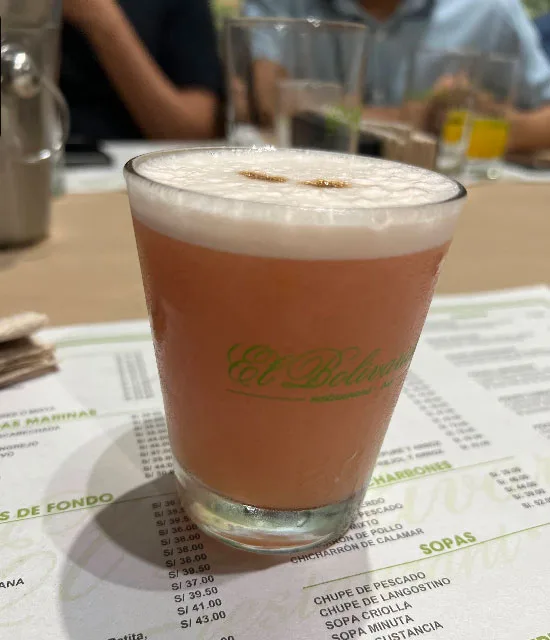 trago en el restobar El Bolivariano, Lima